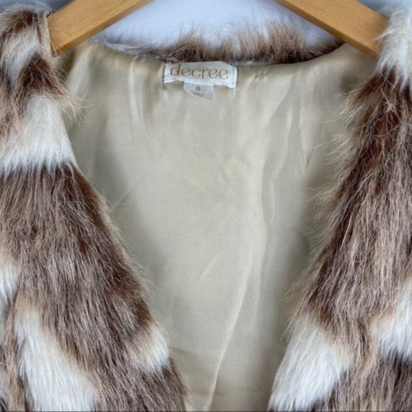 Neutral Faux fur vest - Picture 9 of 16